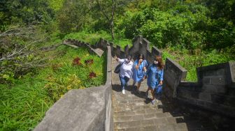 Sejumlah wisatawan menikmati objek wisata Janjang Koto Gadang, di kawasan Ngarai Sianok, Bukittinggi, Sumatera Barat, Senin (7/2/2022).  ANTARA FOTO/Iggoy el Fitra