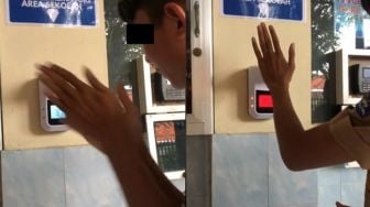 Iseng Banget, Viral Aksi Siswa Sengaja Gosok-gosok Tangan Sebelum Cek Suhu Sampai Bikin Alarm Berbunyi