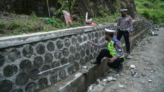 Petugas kepolisian melakukan olah Tempat Kejadian Perkara (TKP) kecelakaan bus di Imogiri, Bantul, DI Yogyakarta, Senin (7/2/2022). ANTARA FOTO/Hendra Nurdiyansyah