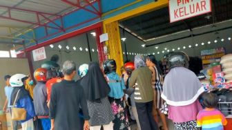Minyak Goreng Murah Satu Harga Baru Berlaku Hari Ini di Natuna, Warga Serbu Minimarket