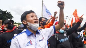 Sejumlah massa buruh melaksanakan aksi di depan Gedung DPR, Jakarta Pusat, Senin (7/2/2022). [Suara.com/Alfian Winanto]