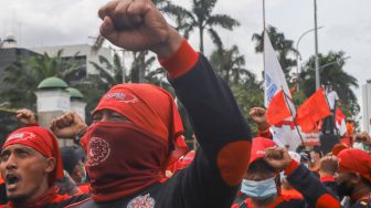 Sejumlah massa buruh melaksanakan aksi di depan Gedung DPR, Jakarta Pusat, Senin (7/2/2022). [Suara.com/Alfian Winanto]