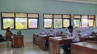 Kasus Covid-19 Varian Omicron Melonjak, KPAI Dukung Anies Baswedan untuk Tutup Sekolah