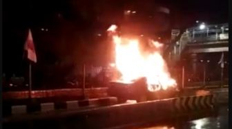 Toyota Camry Terbakar Usai Tabrak Pembatas Jalur Transjakarta Di Senen, Korban Tewas Laki-laki Dan Perempuan