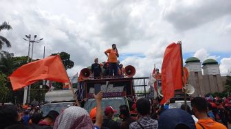 Geruduk Gedung DPR, Buruh: Kami Akan Mogok Jika Pembahasan UU Omnibus Law Cipta Kerja Kejar Tayang