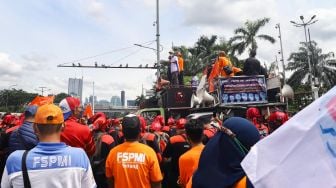 Sejumlah massa buruh melaksanakan aksi di depan Gedung DPR, Jakarta Pusat, Senin (7/2/2022). [Suara.com/Alfian Winanto]