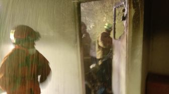 Kamar dari Rumah Dua Lantai Terbakar di Duren Sawit, Petugas: Diduga karena Korsleting Listrik