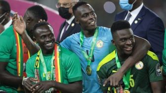 Apa yang Dibisikan Sadio Mane ke Mohamed Salah Pasca Senegal Tekuk Mesir di Final Piala Afrika?