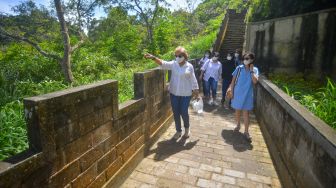 Sejumlah wisatawan menikmati objek wisata Janjang Koto Gadang, di kawasan Ngarai Sianok, Bukittinggi, Sumatera Barat, Senin (7/2/2022).  ANTARA FOTO/Iggoy el Fitra