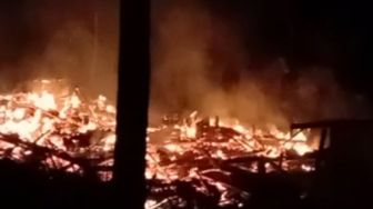 Diduga Akibat Korsleting Listrik, Rumah Eman di Cianjur Hangus Terbakar