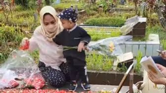 Momen Pertama Gala Sky Datangi Makam Vanessa dan Bibi Ardiansyah Bikin Haru