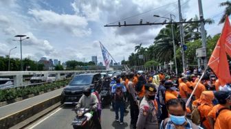 Ada Buruh Demo Tolak Pembahasan Omnibus Law Cipta Kerja, Lalin Depan Gedung DPR ke Arah Slipi Tersendat