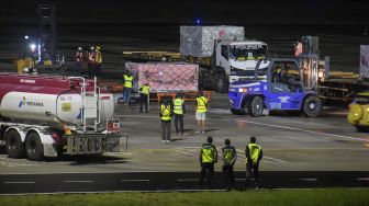 Pekerja membongkar muat logistik MotoGP dari atas pesawat kargo Boeing 777 Freighter Qatar Airways di Bandara Internasional Lombok (BIL), Praya, Lombok Tengah, NTB, Senin (7/2/2022).  ANTARA FOTO/Ahmad Subaidi