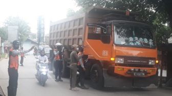 Langgar Jam Operasional Perbup Bogor, Truk Tambang Diputar Balik di Ciseeng