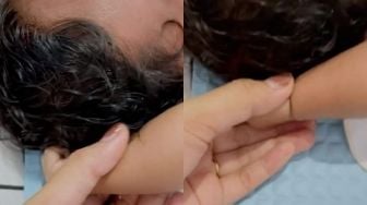 Viral Bayi Kejer Jambak Rambutnya Sendiri, Warganet: Playing Victim Sejak Dini