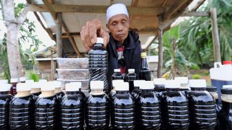 
Pemilik lahan menata madu lebah hasil panen yang dibudidayakan di Rantau Karya, Geragai, Tanjungjabung Timur, Jambi, Selasa (8/2/2022). ANTARA FOTO/Wahdi Septiawan