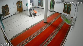 Viral, Pria Ini Curi Kotak Amal Musala Darussalam Bogor, Aksinya Terekam Kamera CCTV