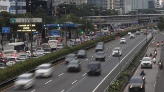Sejumlah kendaraan melintas di ruas Tol Dalam Kota, Jakarta, Selasa (8/2/2022). [Suara.com/Angga Budhiyanto]