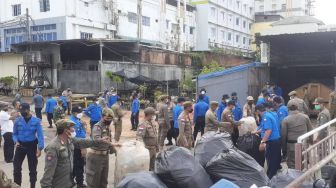 Masuk Jalan Umum, Bangunan Liar di Batam Center Terpaksa Dibongkar Aparat