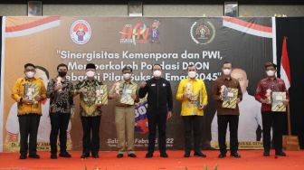 Jelang Puncak HPN 2022, Menpora Serahkan Penghargaan pada 7 Gubernur di Indonesia