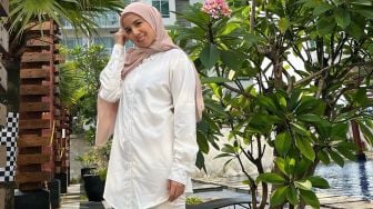 9 Momen Tya Ariestya Belanja Baju Murah, Total Harganya Menggiurkan Banget!