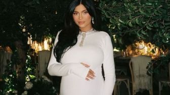 Alami Baby Blues, Kylie Jenner Mengaku Menangis 3 Minggu Tanpa Henti