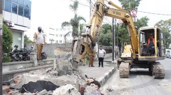 Kolaborasi Dinas dan  Kecamatan Bersihkan Kawasan Jalan Adam Malik