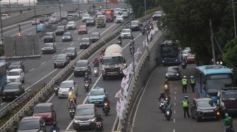 Sejumlah kendaraan melintas di Jalan MT Haryono, Jakarta, Selasa (8/2/2022). [Suara.com/Angga Budhiyanto]