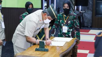 Ketua Umum Persatuan Purnawirawan TNI AD (PPAD) Letjen TNI (Purn.) Doni Munardo saat penandatanganan MoU dengan PT. Harvest Capital International terkait kerjasama kewirausahaan di bidang investasi dan pertambangan di Markas Besar (Mabes) TNI AD, Jakarta Pusat, Selasa (8/2/2022). [Suara.com/Alfian Winanto].