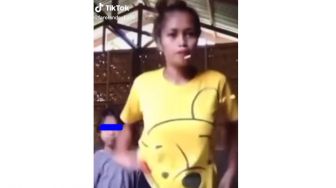 Keasyikan Joget TikTok, Perempuan Ini Senggol Kepala Bocah di Sampingnya, Aksinya Bikin Warganet Ngakak