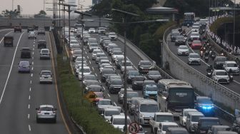 Sejumlah kendaraan melintas di ruas Tol Dalam Kota, Jakarta, Selasa (8/2/2022). [Suara.com/Angga Budhiyanto]
