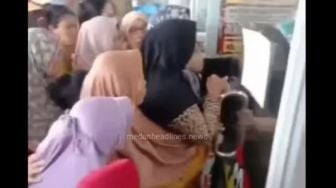 Aksi Emak-emak Serbu Minimarket Berebut Beli Minyak Goreng, Warganet: Hilang Harga Diri Omicron!