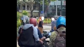 Viral Emak-Emak Cekcok di Persimpangan Kereta Api Jadi Tontonan Pemotor, Publik: Rebutan Laki Kali Yak