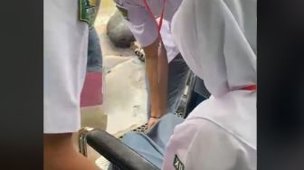 Murid SMA Ini Pakai Kursi Roda ke Sekolah, Aksi Teman Sekelas Bikin Warganet Terharu