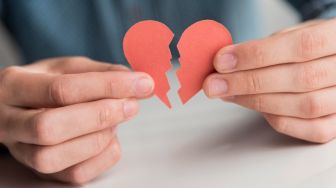 Putus Cinta Bikin Galau Tak Berkesudahan? Ini 10 Tips Mengobati Patah Hati