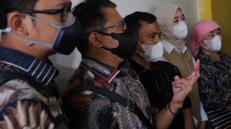 Ayah Bibi Ardiansyah, Haji Faisal (tengah) menemui awak media usai mengikuti sidang lanjutan penetapan perwalian Gala Sky Andriansyah di Pengadilan Agama Jakarta Barat, Jakarta, Rabu (9/2/2022). [Suara.com/Angga Budhiyanto]