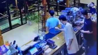 Kurang Komunikasi, Aksi Barista dan Waiter Pecahkan Gelas Tuai Perdebatan, Siapa yang Salah?