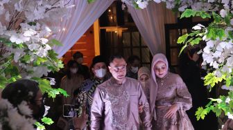 Artis Ferry Irawan dan Venna Melinda bersiap menggelar prosesi lamaran di D’Banquet Pantai Mutiara, Penjaringan, Jakarta, Rabu (9/2/2022). [Suara.com/Angga Budhiyanto]