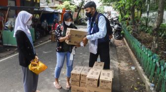 Warga membeli bahan pangan murah dalam kegiatan Program Pangan Bersubsidi di RPTRA Kebon Melati, Jakarta Pusat, Rabu (9/2/2022). [Suara.com/Alfian Winanto]