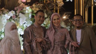 Artis Ferry Irawan dan Venna Melinda berfoto usai menggelar prosesi lamaran di D’Banquet Pantai Mutiara, Penjaringan, Jakarta, Rabu (9/2/2022). [Suara.com/Angga Budhiyanto]