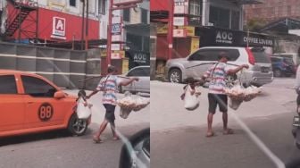 Terenyuh! Pedagang Keliling Jalan Bawa Anak Dimasukkan Karung Pikul Bersama Dagangannya