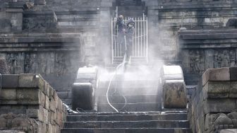 Petugas menyemprotkan air saat melakukan perawatan rutin Candi Borobudur, di Magelang, Jawa Tengah, Rabu (9/2/2022).  ANTARA FOTO/Anis Efizudin