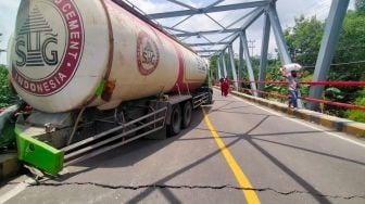 Gegara Jembatan Ambles, Truk Muatan Semen 45 Ton Terjebak, Akses Ngawi-Bojonegoro Putus
