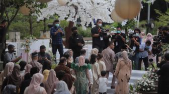 Artis Ferry Irawan bersiap menggelar prosesi lamaran di D’Banquet Pantai Mutiara, Penjaringan, Jakarta, Rabu (9/2/2022). [Suara.com/Angga Budhiyanto]