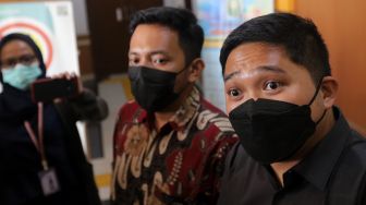 Pengacara dari ayah Vanessa Angel, Doddy Sudrajat memberikan keterangan pers usai mengikuti sidang lanjutan penetapan perwalian Gala Sky Andriansyah di Pengadilan Agama Jakarta Barat, Jakarta, Rabu (9/2/2022). [Suara.com/Angga Budhiyanto]