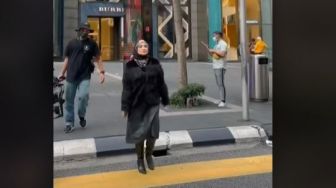 Viral Ulah Artis Asyik Jalan-Jalan Bak di Catwalk Tanpa Masker, Banjir Kritikan Warganet