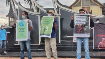 Puluhan Orang Demo Pemprov Sumbar, Desak Selamatkan Hutan Mentawai