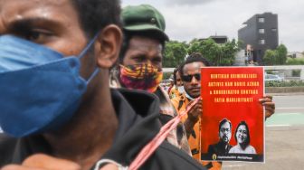 Massa yang tergabung dalam Front Mahasiswa Papua   Jawa dan bali menggelar aksi unjuk rasa di depan Gedung DPR, Jakarta Pusat, Rabu (9/2/2022). [Suara.com/Alfian Winanto]