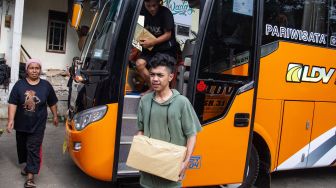 Sejumlah warga yang sempat ditahan polisi tiba di halaman masjid Desa Wadas, Bener, Purworejo, Jawa Tengah, Rabu (9/2/2022).  ANTARA FOTO/Hendra Nurdiyansyah