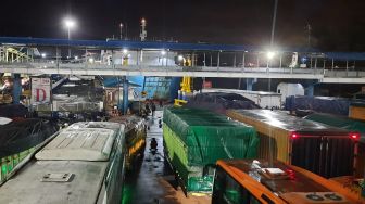 Kapal Sulit Bersandar di Pelabuhan Merak Akibat Gelombang Tinggi, Antrean Kendaraan Memanjang